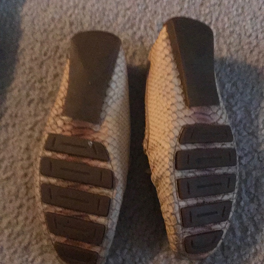 Two shoes - Picture 2 of 5